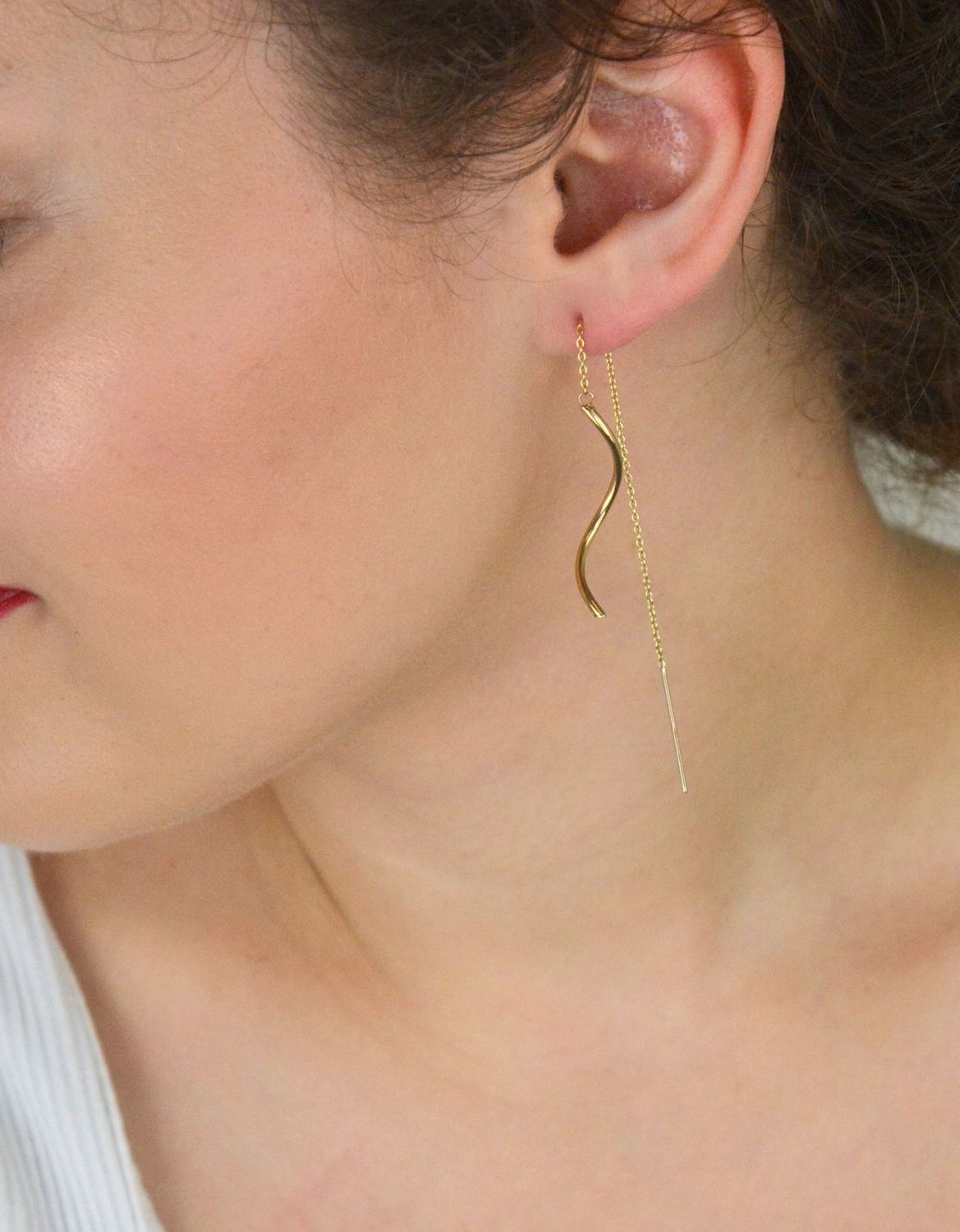 Złote kolczyki damskie próby 375 – model KL 6533 375. Wiszące, przeciągane przez ucho, długość 7 cm. Delikatny skręcony łańcuszek. Elegancka lekkość i ponadczasowy styl!1.jpg